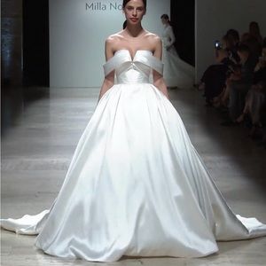 Milla Nova wedding dress with free a Vail. Off white color.